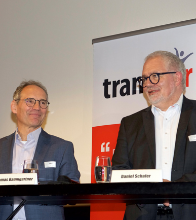 Die Teilnehmer im Kinosaal stimmen über verschiedene Themen ab; die meisten haben die Hand gehoben